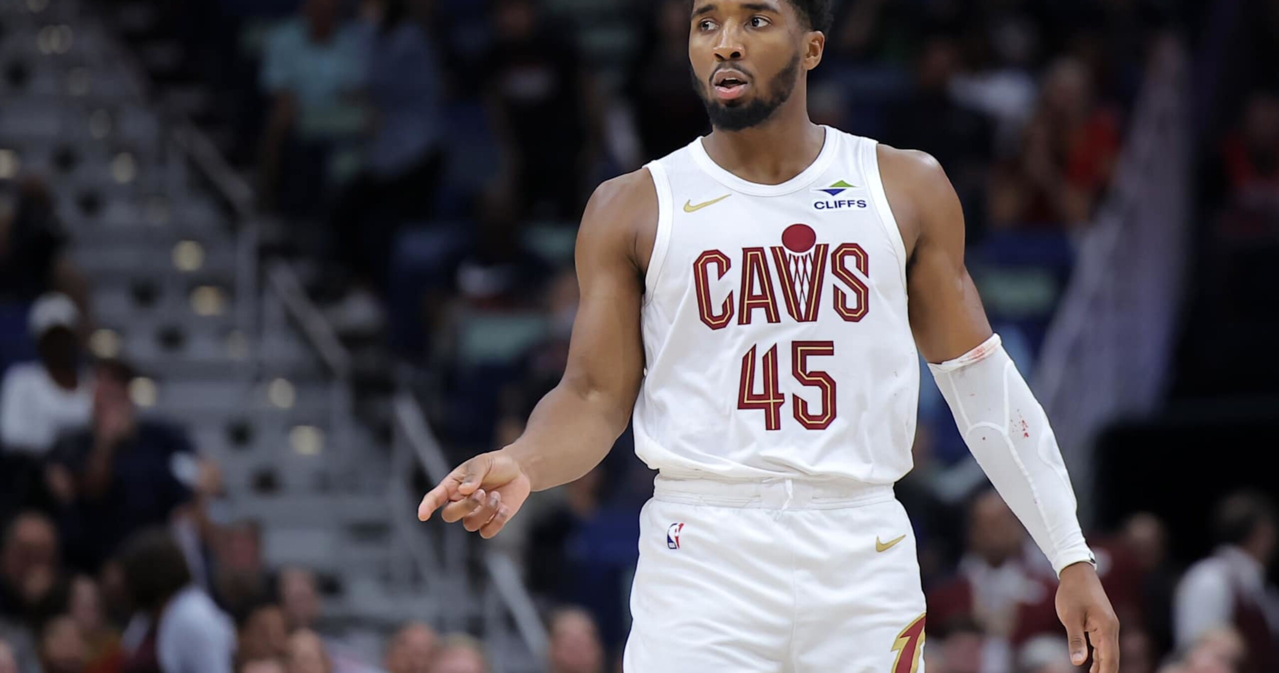 Donovan Mitchell, Cavs Steamroll Steph Curry, Warriors as NBA Fans Praise 10-0 Start